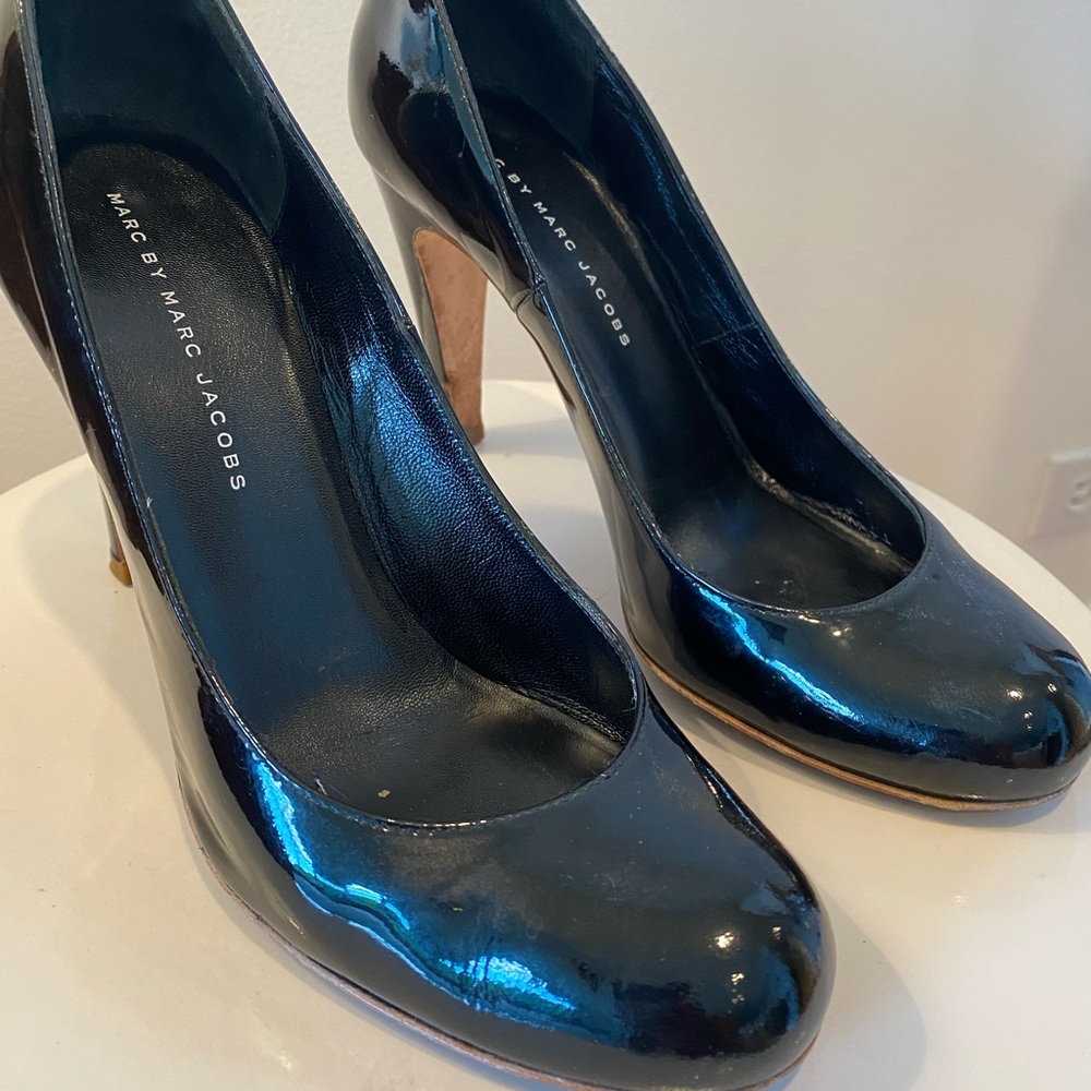 Marc by Marc Jacobs Black Patent pumps sz 38